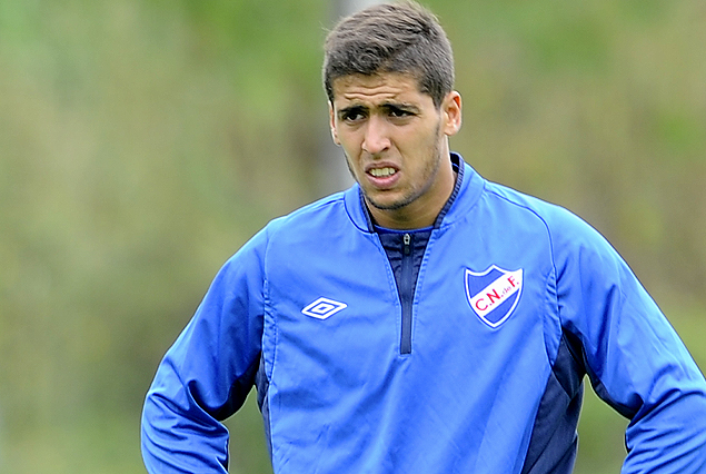 Nicolás Prieto se afirma en el medio, ocupando la plaza del suspendido Diego Arismendi. 