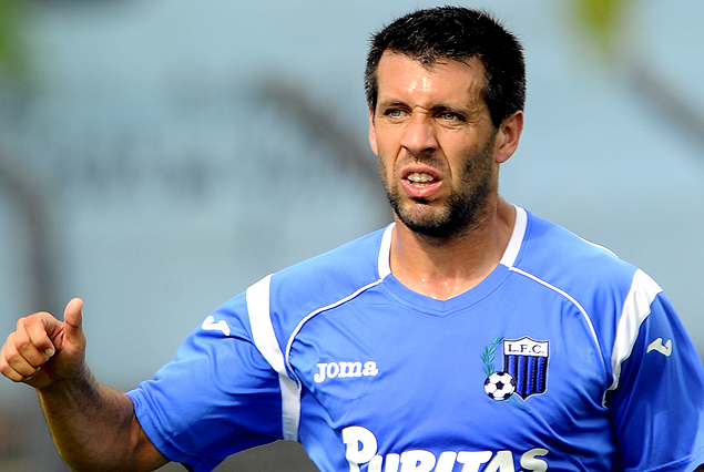 Paulo Pezzolano, volante de Liverpool, convocó a la calma de los hinchas el domingo  junto a Mathías Cubero, arquero de Cerro en mensaje conjunto a través de la Mutual. 