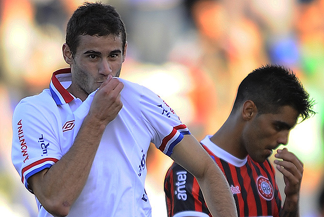 Gastón Pereiro besa la casaca tras anotar su segundo gol, el que comenzó a cerrar la victoria ante Miramar Misiones. 