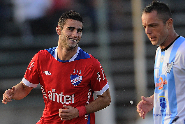 Gastón Pereiro celebra el tercero, tras pase profundo de Barcia. Nacional ganó bien en el Tróccoli. 