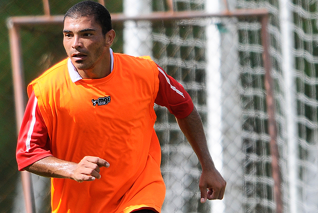 Janderson Pereira, titular en línea de volantes ante El Tanque Sisley.