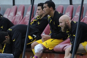 Sebastián Píriz con hielo sobre la rodilla derecha. Amonestado y suspendido.