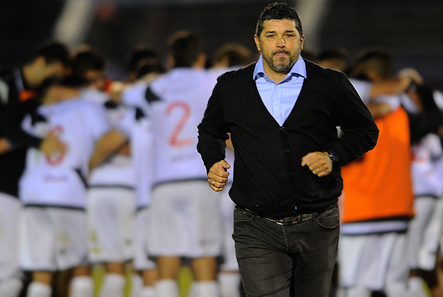 Leonardo Ramos en el final del partido con el grupo de sus jugadores festejando en el final.
