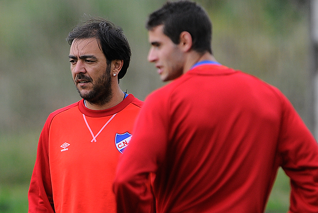 Alvaro Recoba junto a Gastón Pereiro. El "Chino" aparece como alternativa en el equipo, donde no estuvo Ignacio González sentido.