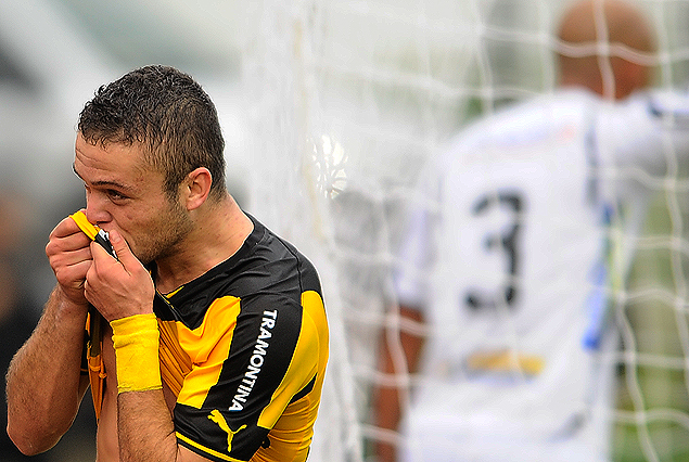 El festejo de Jonathan Rodríguez, besando la camiseta al poner el segundo para Peñarol.