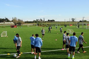 El trabajo matutino en cancha de césped sintético junto a jugadores de la Mutual. 