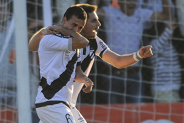 Leandro Sosa festeja el segundo gol de Danubio junto a Bruno Fornaroli.