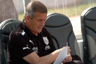 Óscar Washington Tabárez resuelve y sigue adelante.