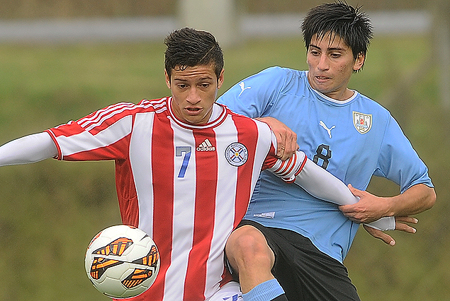 Franco Pizzichillo en la presión sobre el volante de Paraguay.