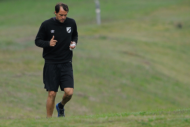 Jadson Viera al trote en el  Complejo Deportivo de Danubio.