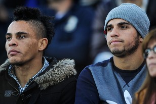 Jonathan Alvez y Líber Quiñones en la tribuna del Franzini viendo a La Franja.