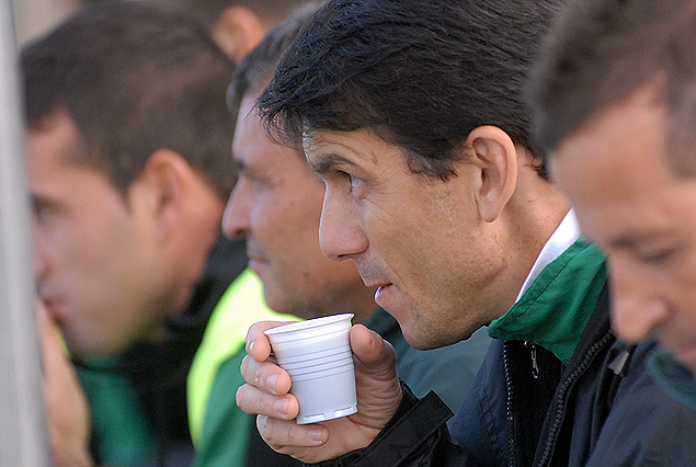 Mauricio Larriera siguió con la cábala y tomó café en el segundo tiempo. 