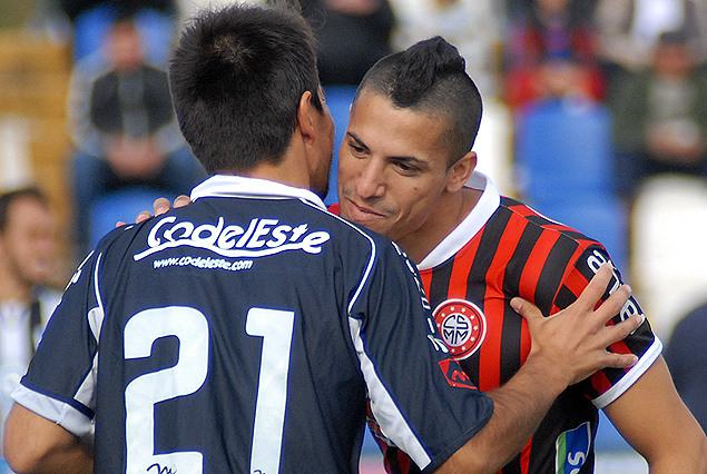 El saludo de dos compañeros "Falucho" Silva y Leonardo Melazzi con nuevo peinado.