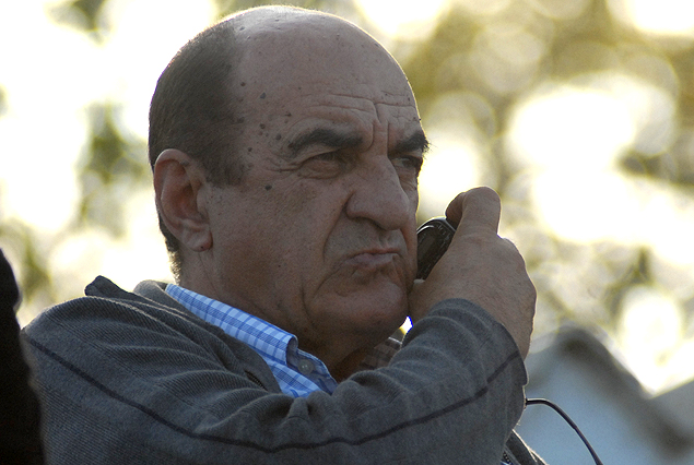 Rafael Fernández se prendió al teléfono y la  radio en el Méndez Piana.