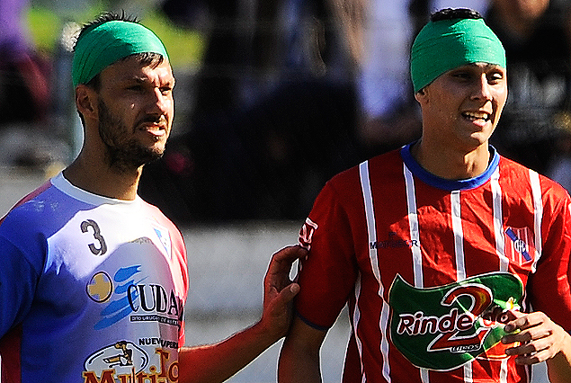 Sebastián Flores y Sergio Aguete con la protección en la cabeza luego del choque. 