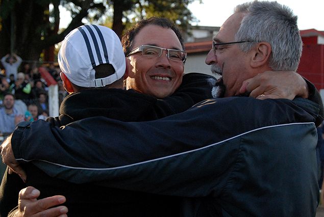 Alfredo Arias y el emocionado abrazo con sus compañeros de cuerpo técnico.