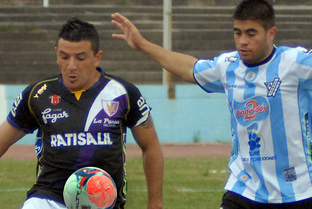 Aníbal Hernández intenta dominar el balón ante la marcación de Christian Cossu. 