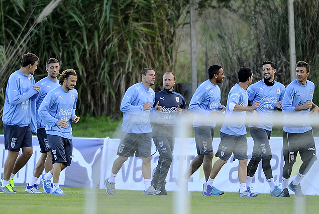 Muslera, Martín Silva, Alejandro Silva, "Palito" Pereira, Diego Pérez, el profesor Urrutia, Forlán, Eguren y Coates, corren por los alrededores de la cancha.