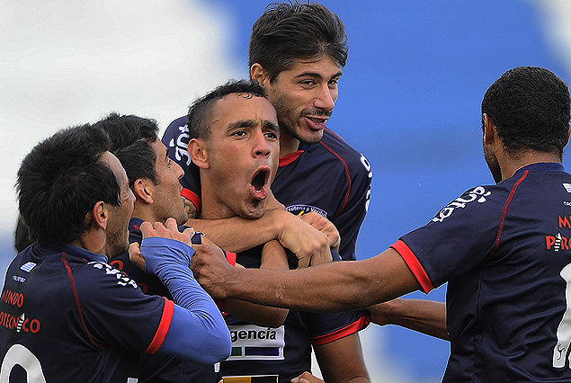 Iván Silva es la base de la pirámide del festejo de Tacuarembó. Anotó el tercero, el que marcó la victoria ante Plaza Colonia. 