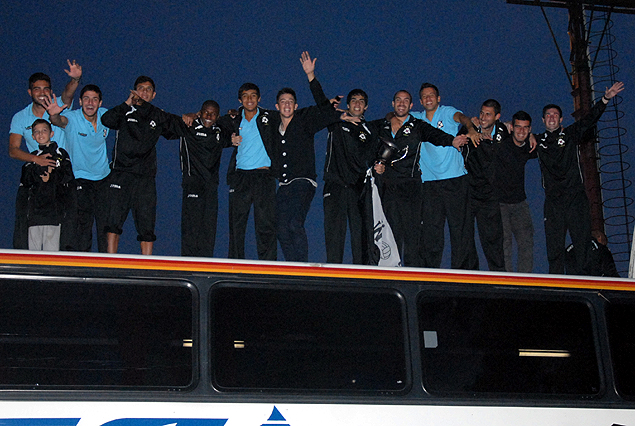 Los jugadores de fiesta sobre el techo del ómnibus que los trajo de retorno a la capital.