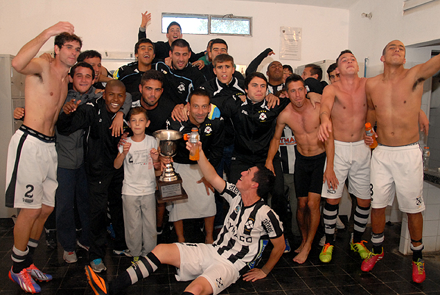 Wanderers Campeón. La fiesta en el vestuario, la comunión íntima del grupo que logró la consagración del Clausura. 