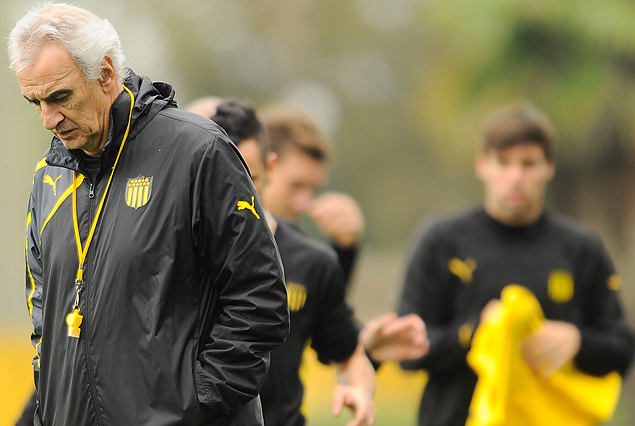 Jorge Fossati pensando en la preparación del plantel y la punta que se escapó.