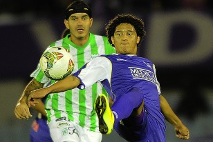 Felipe Gedoz, un brasileño en la gran historia violeta, se adelanta y deja fuera de acción al colombiano Cárdenas.