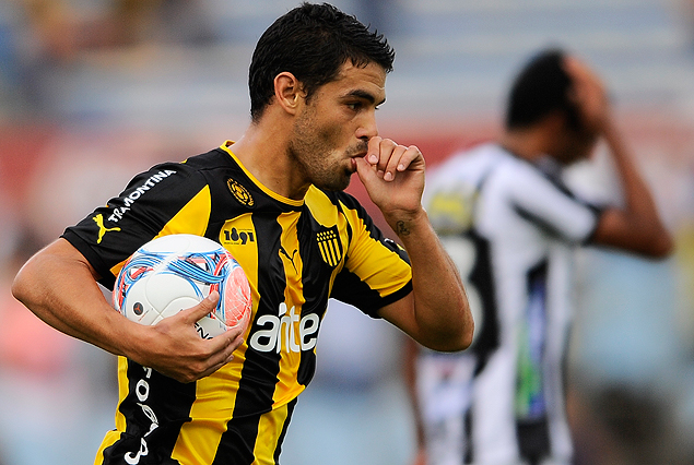 Luis Aguiar, festeja su gol ante los bohemios, que perdieron 2 encuentros de visitantes en el Clausura 2014. Este de referencia y otro con River Plate.