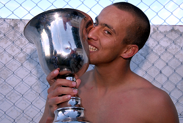 Guzmán Pereira y el beso  de la gloria a la Copa de campeón.