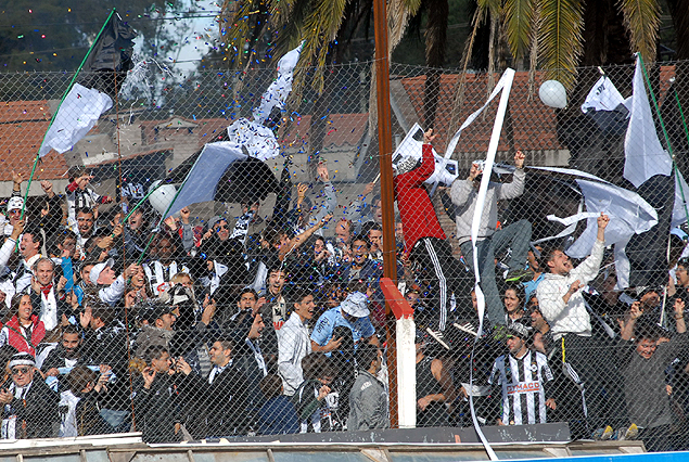 La parcialidad bohemia presente en Florida, dando rienda suelta al festejo que se hizo largo. 