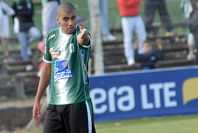 Luis Gorocito en gran rendimiento ofensivo, de punta al ataque.