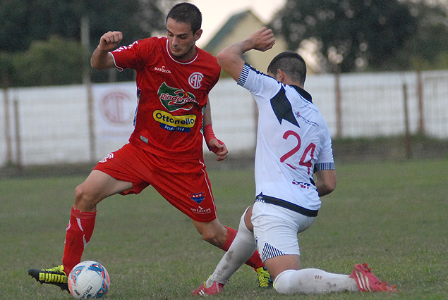 Octavio Rivero escapa a la marca de Guillermo Cotugno.