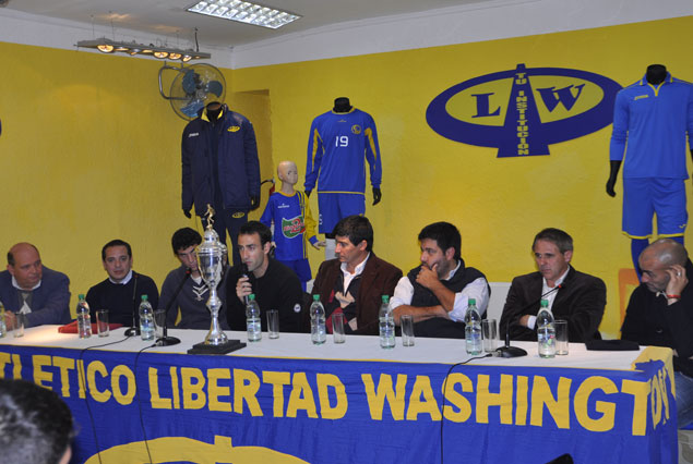 La mesa  en el Club Libertad Washington formada con distinguidos jugadores y presidentes.
