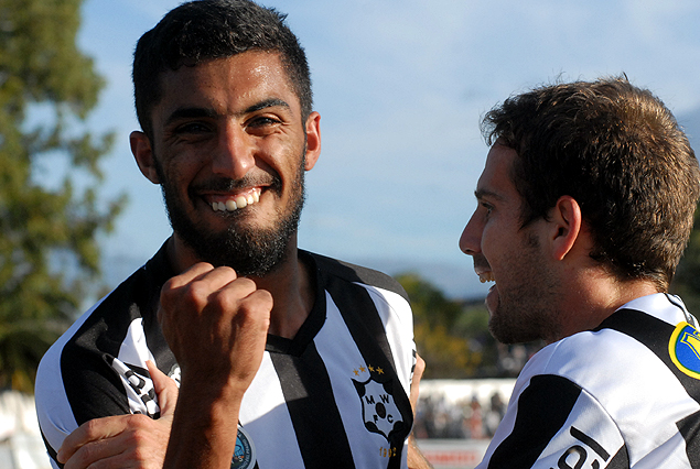 Maximiliano Olivera festeja con Diego Riolfo la apertura de Wanderers. 