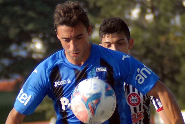 Gastón Filgueira en el control de la pelota frente a la presión de Nicolás Pandiani.