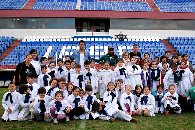 Los escolares visitaron el Gran Parque Central en el cumpleaños 115; Jorge Bava, Santiago García y Diego Arismendi junto a ellos.