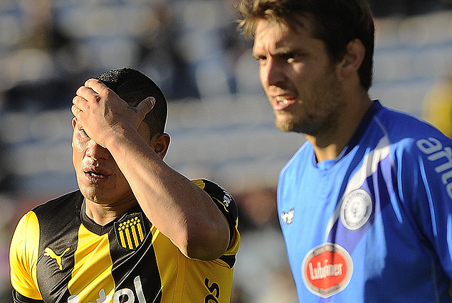 Carlos Núñez a la cabeza en el ataque, seguido por Bruno Silva.