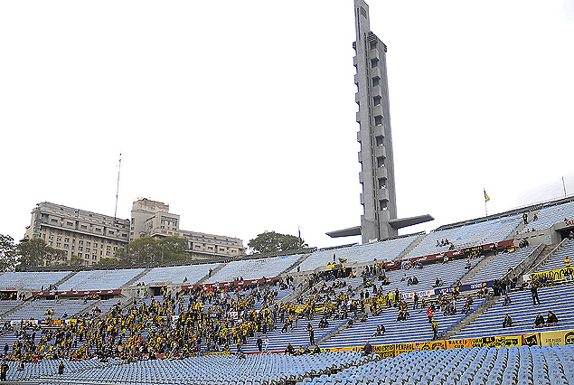 Vista de la tribuna Olímpica con un poco más de 300 personas. 