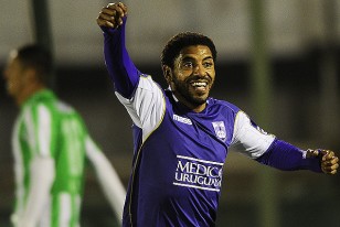 Nicolás Olivera, que se sobrepuso a dos operaciones para estar en el festejo del gol que valió la clasificación a las semifinales de la Copa Libertadores.