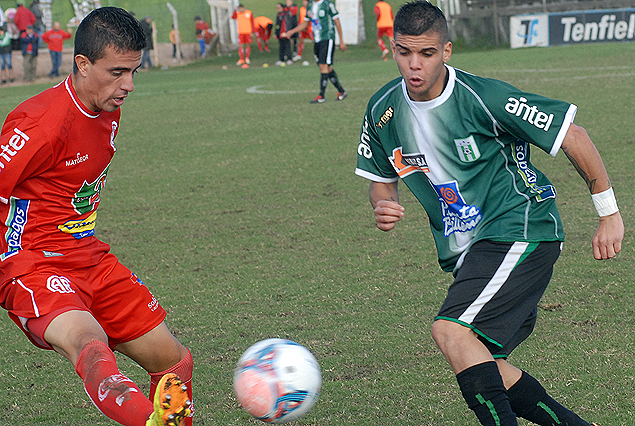 Sebastián Ramírez, de Rentistas en el cruce a Agustín Gutiérrez, volante de Racing.