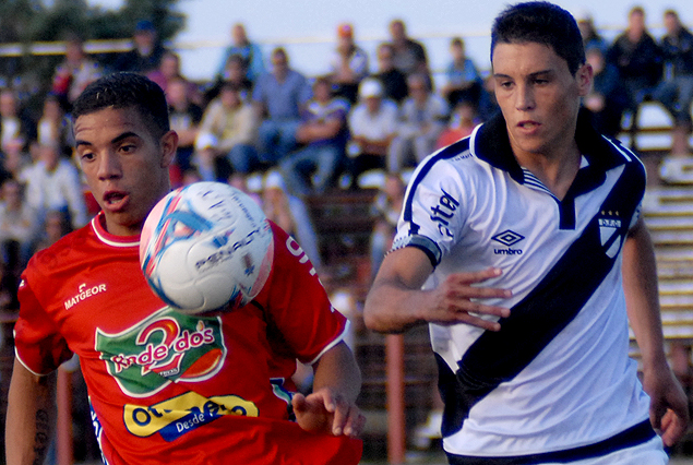 David Terans y Federico Ricca disputan el balón