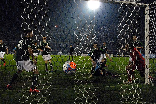 Christian Stuani derecho a la red del arco de la Amsterdam para la victoria de Uruguay 1:0 a Irlanda del Norte.