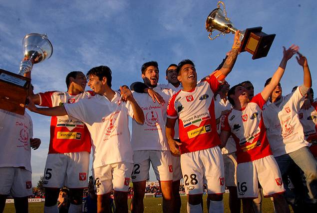 La ofrenda hacia la tribuna de Tacuarembó, en un estadio Goyenola que estuvo repleto y que festejó largo. 