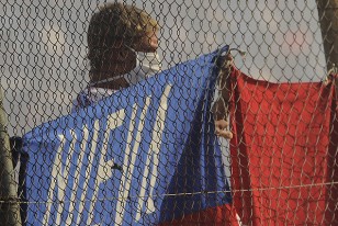 Un hincha de Nacional con tapabocas en la tribuna Brasil del estadio Tróccoli. 