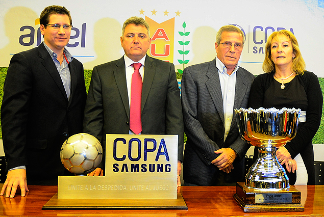 Tacuabe Barradas (Gerente Comercial de Samsung), Esc. Wilmar Valdez (Presidente de la AUF), el Maestro Oscar Tabárez (entrenador de la Selección) y la Ing. Carolina Cose (Presidenta de Antel) en el lanzamiento de las Copas Antel y Samsung.