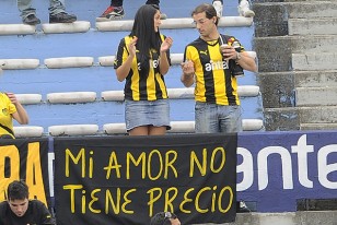 "Mi amor no tiene precio", leyenda en bandera que apareció en la tribuna Olímpica.