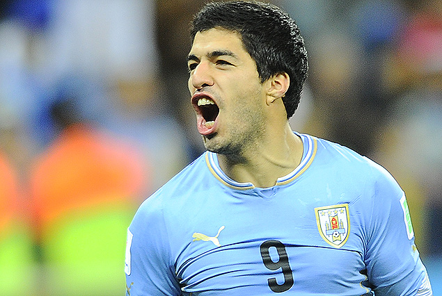 Luis Suárez se llena la boca de gol para liquidar a los ingleses y sellar el 2:1 de Uruguay.