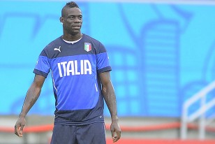 Mario Balotelli captado esta tarde en la cancha de Natal, fue la imagen que acompañó la nota, que ahora reproducimos en pequeño.