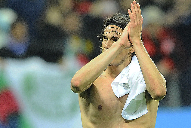 Edinson Cavani aplaudió a los hinchas uruguayos luego del enorme triunfo de la Celeste.