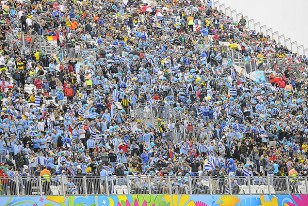 El grueso de la hinchada oriental en lo que sería la Tribuna Colombes de nuestro estadio.